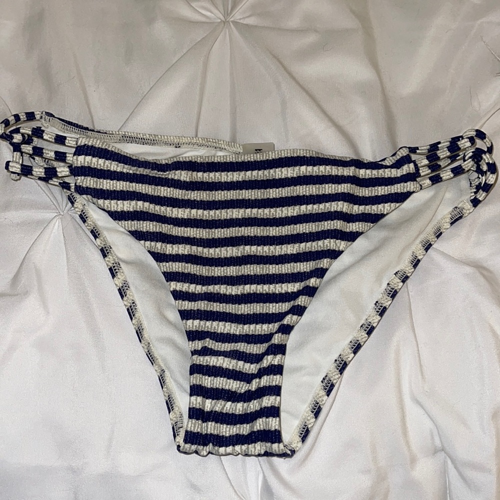 Billabong size medium bikini bottoms!